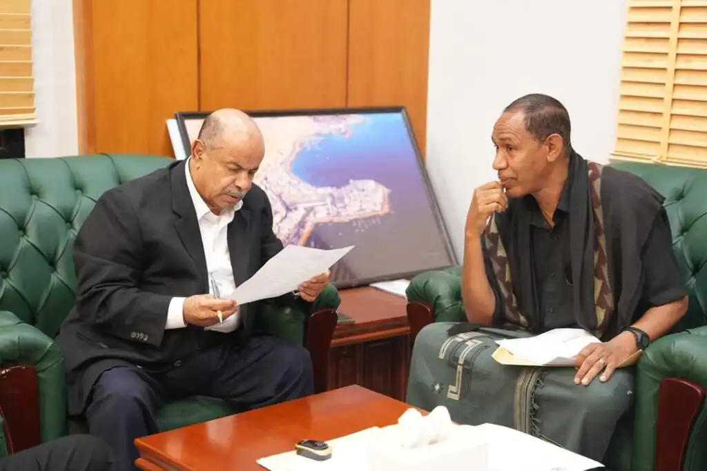 عضو مجلس القيادة سالم الخنبشي يوجّه بمعالجة تعثّر طريق “البلاد” وحفر بئر إسعافية لمياه الخلعة بمديرية ساه في حضرموت