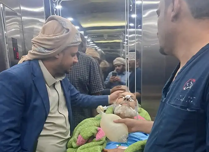 Un élément houthiste poignarde un imam âgé pendant la prière à Sanaa.