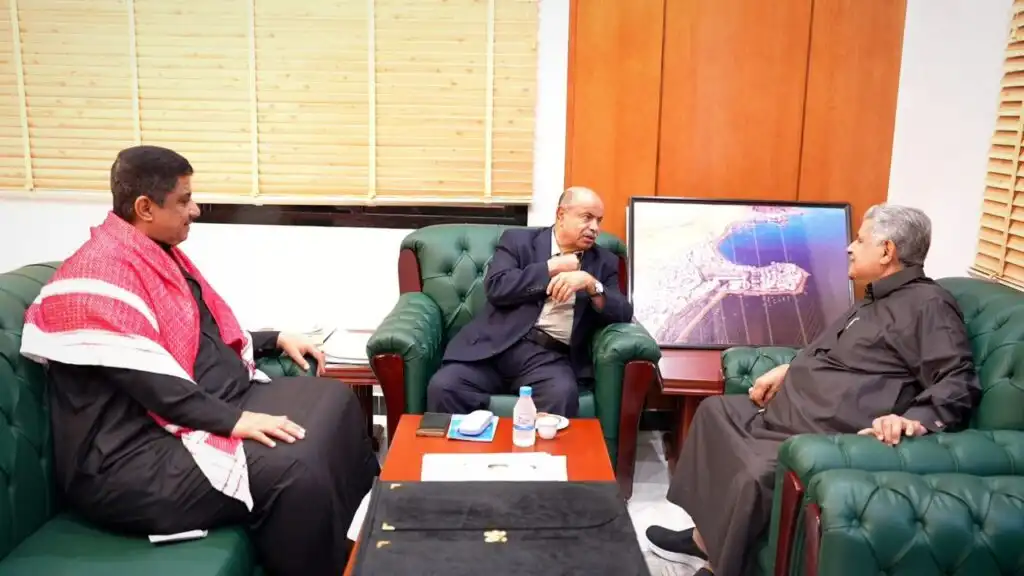 عضو مجلس القيادة سالم الخنبشي يطّلع على نشاطات مؤسسة بن كردوس للتنمية