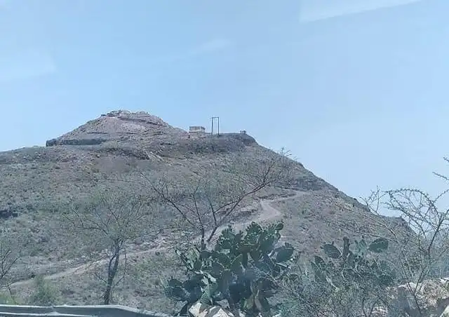 La milice houthiste tire sur des citoyens dans la montagne d'Al-Akhtour.