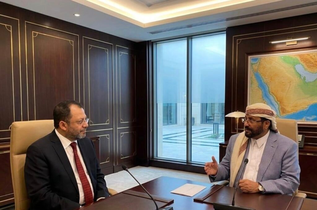 عضو مجلس القيادة العرادة يؤكد خلال لقائه وزير الكهرباء على مضاعفة الجهود للنهوض بقطاع الكهرباء