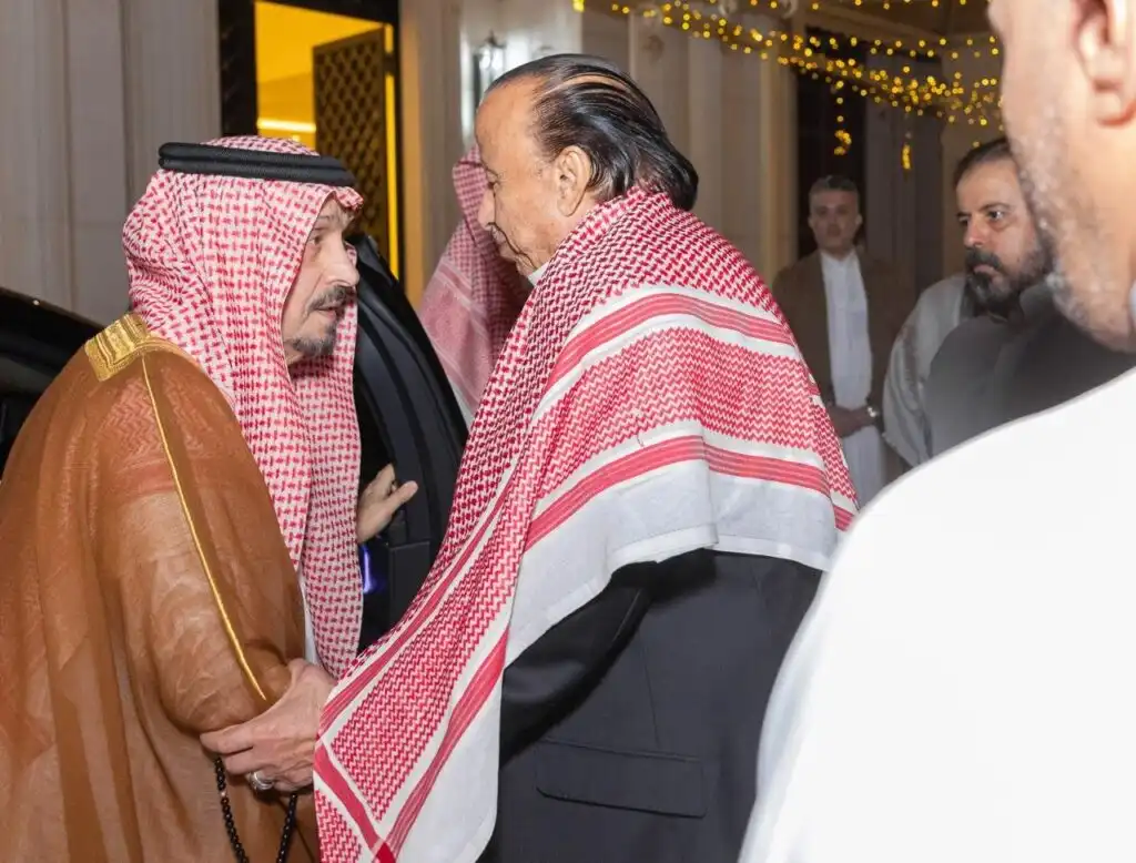 أمير الرياض ونائبه ينقلان تعازي القيادة السعودية في وفاة الرئيس السابق عبدربه منصور هادي