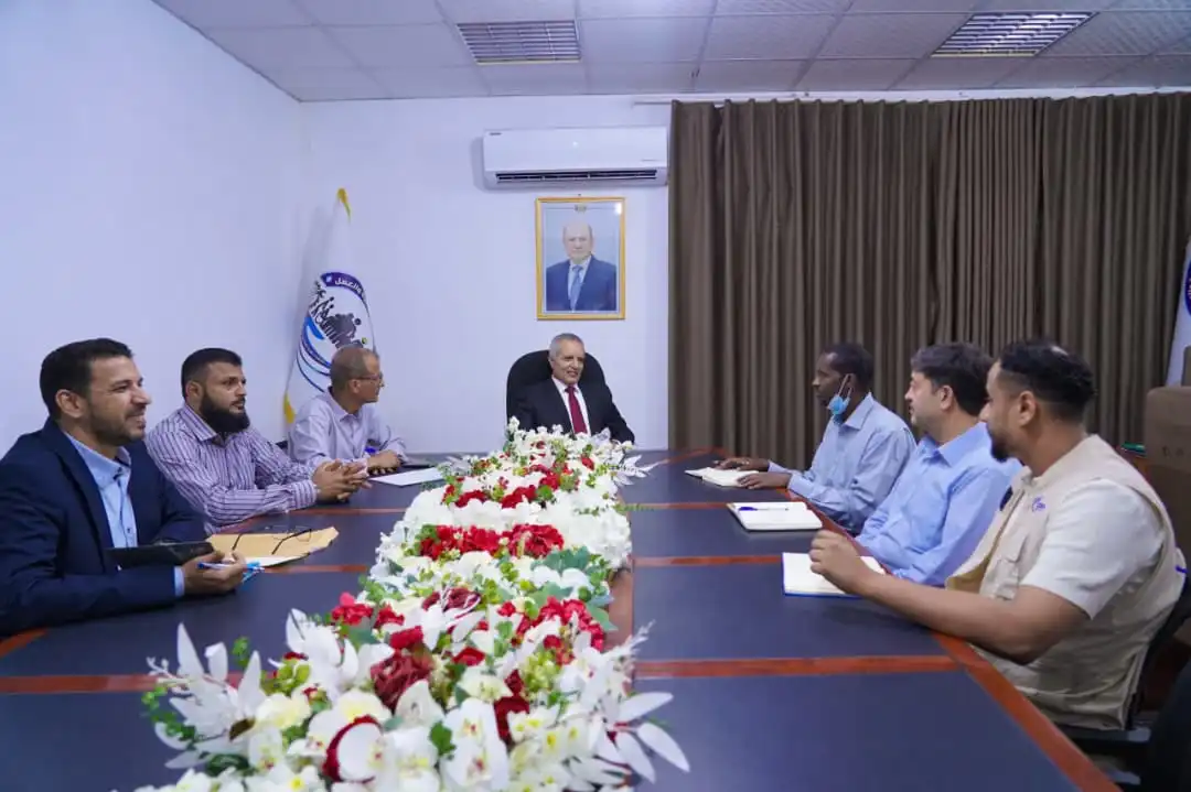 Le ministre des Affaires sociales discute avec l'organisation Handicap International du soutien aux programmes pour les personnes handicapées.