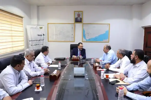 À Aden, une réunion dirigée par le ministre de l'Électricité aborde la régulation des connexions illégales et l'amélioration de la collecte.