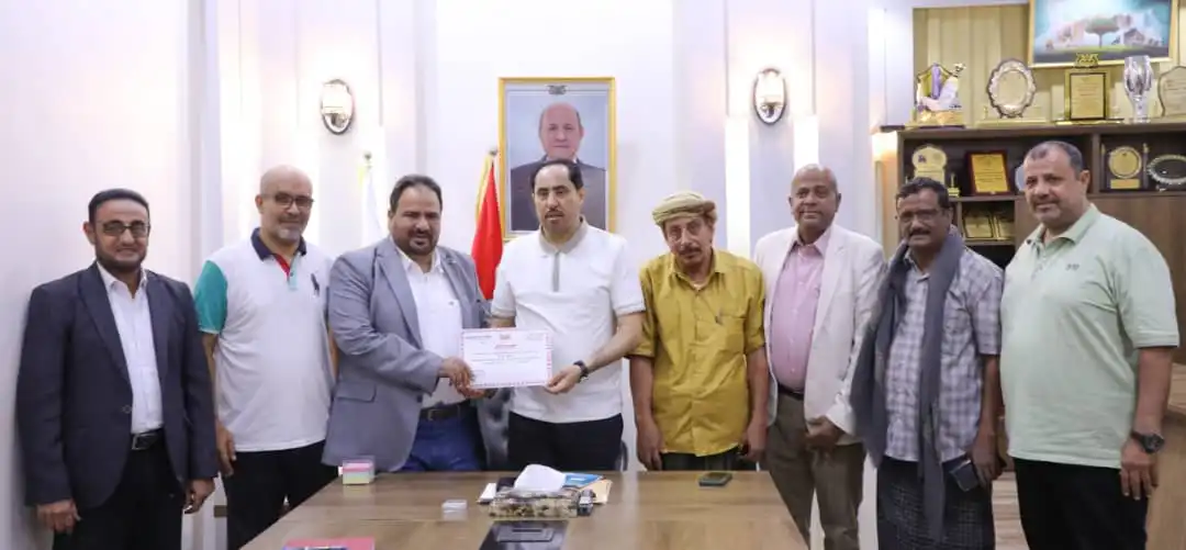 Le ministère de la Jeunesse et des Sports remet au club de Rida le certificat de reconnaissance finale.