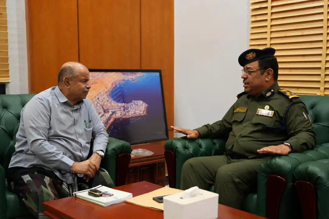Le membre du Conseil présidentiel, Al-Khanbashi, examine le plan de formation à l'École de police de Hadramout et soutient le développement des capacités sécuritaires.
