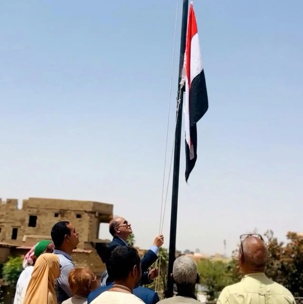 L'ambassadeur Al-Madawi hisse le drapeau de la République du Yémen à Khartoum, marquant la reprise de la mission diplomatique.