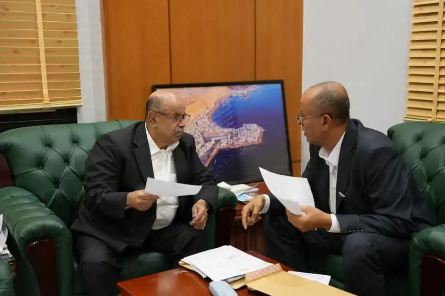 Le membre du Conseil de direction, Al-Khanbashi, s'informe de la situation à Sayoun et ordonne la reprise du projet de raccordement électrique à Dohan.