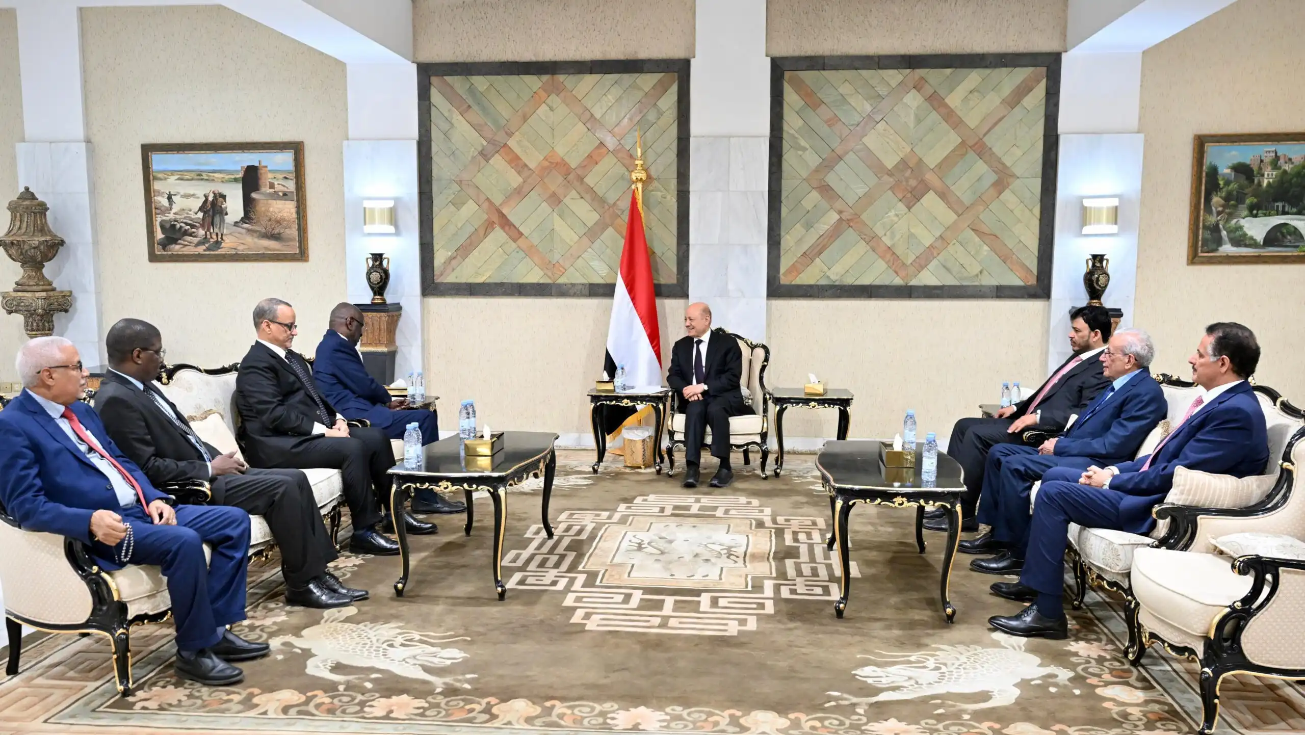 Le Président du Conseil de direction reçoit le Ministre d'État aux Affaires étrangères de la République islamique de Mauritanie.