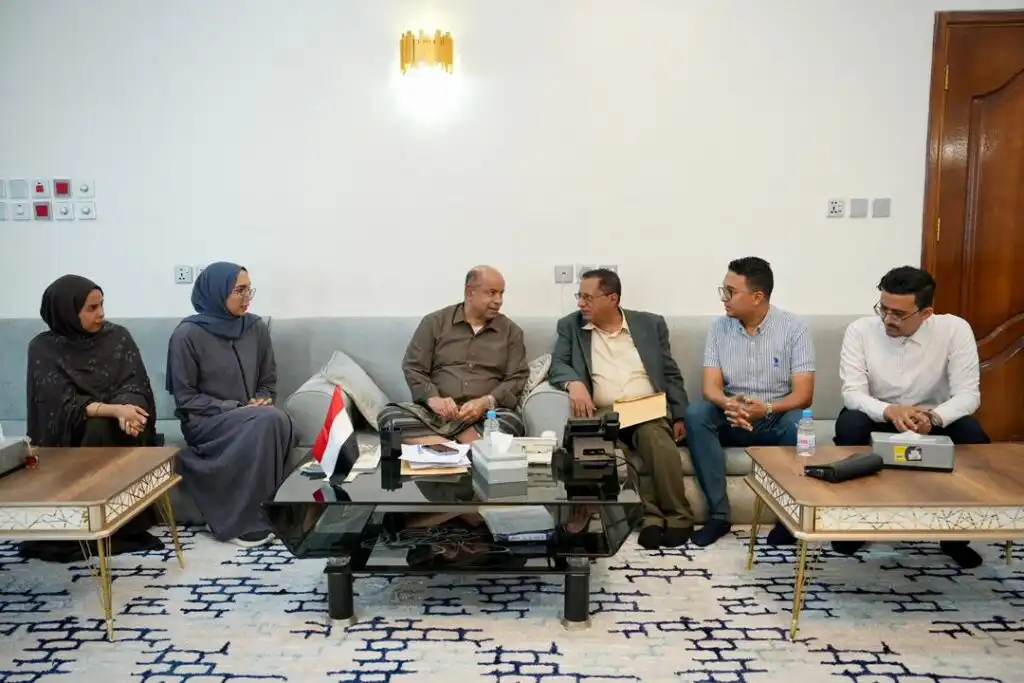 عضو مجلس القيادة الخنبشي يطّلع على سير عمل صندوق دعم الشباب والتحضيرات للقمة الثقافية اليمنية