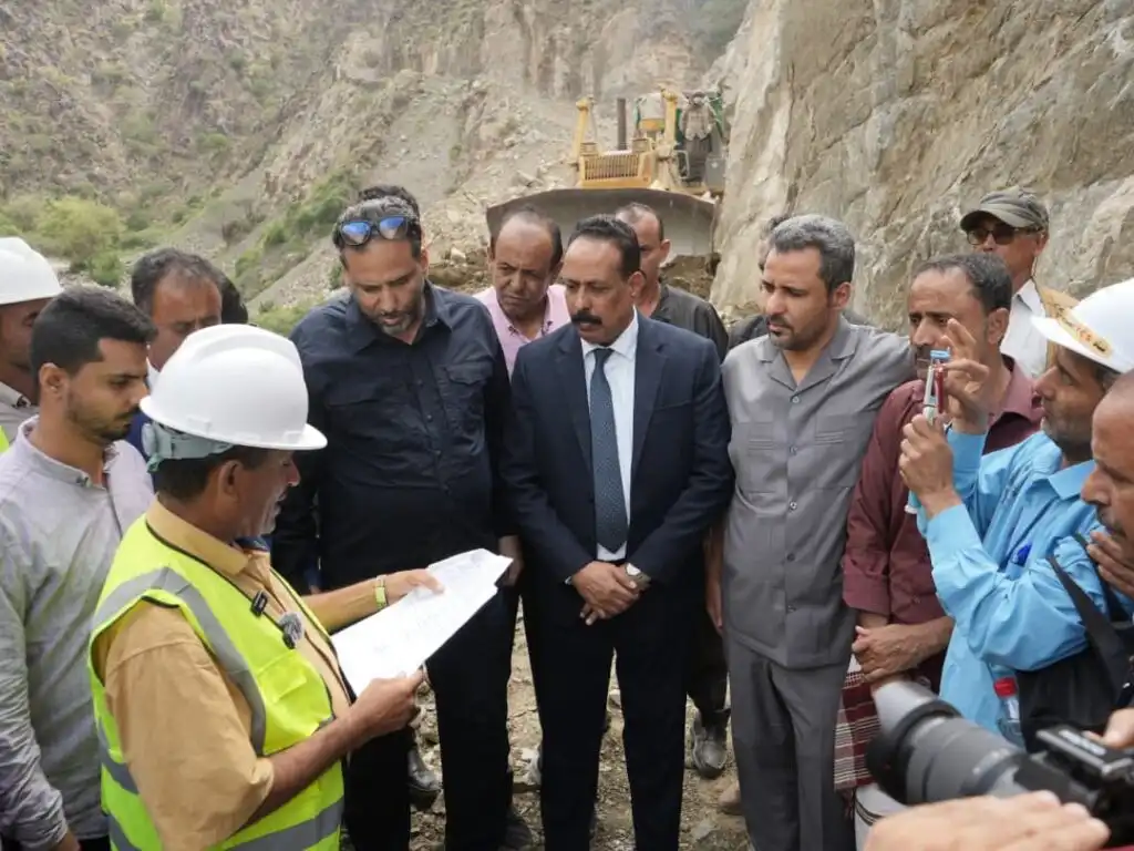 وزير الأشغال والمحافظ الحالمي يتفقدان مشروع سفلتة طريق في لحج