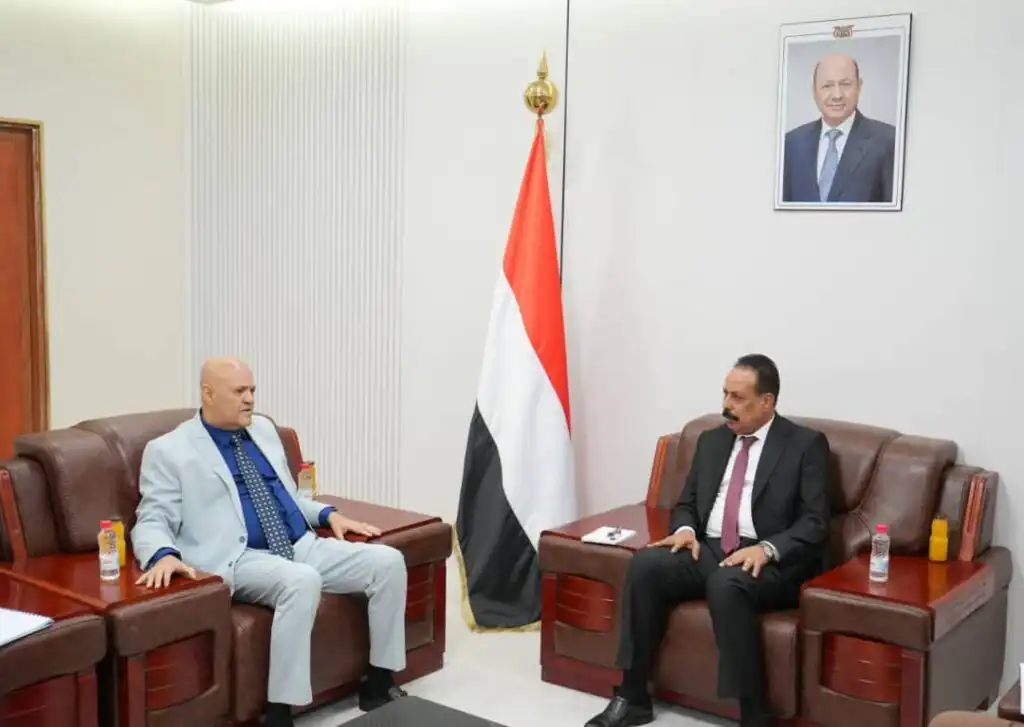 وزير الأشغال ومحافظ تعز يناقشان تسريع تنفيذ مشاريع الطرق والبنية التحتية
