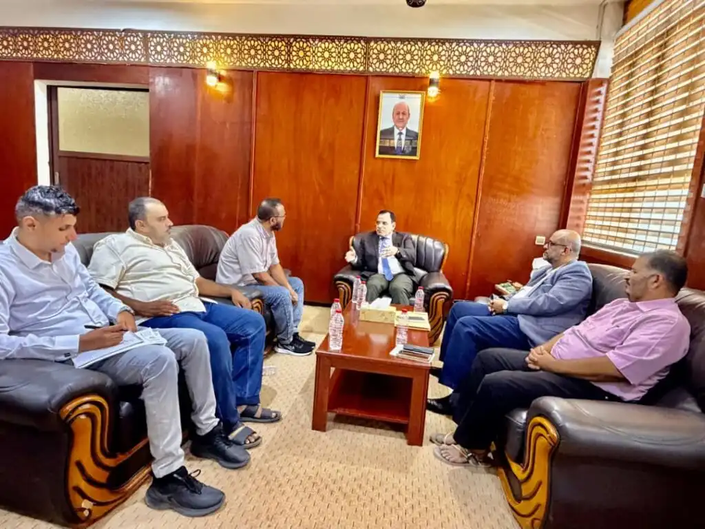 وزير الزراعة يطّلع على نشاط مصنع المكلا لتعليب الأسماك وخطط تطويره