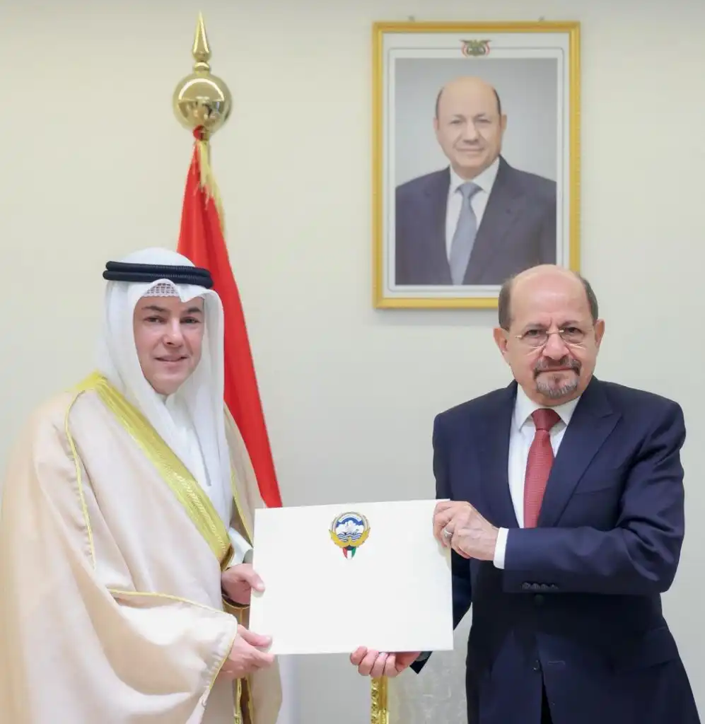 رئيس الوزراء يتسلّم أوراق اعتماد سفير الكويت لدى اليمن