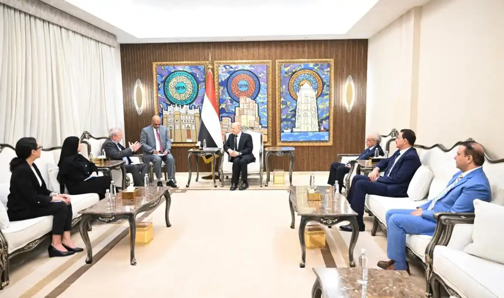 رئيس مجلس القيادة يؤكد التزام الدولة بتوفير كافة سبل الحماية والتسهيلات لمجتمع العمل الانساني