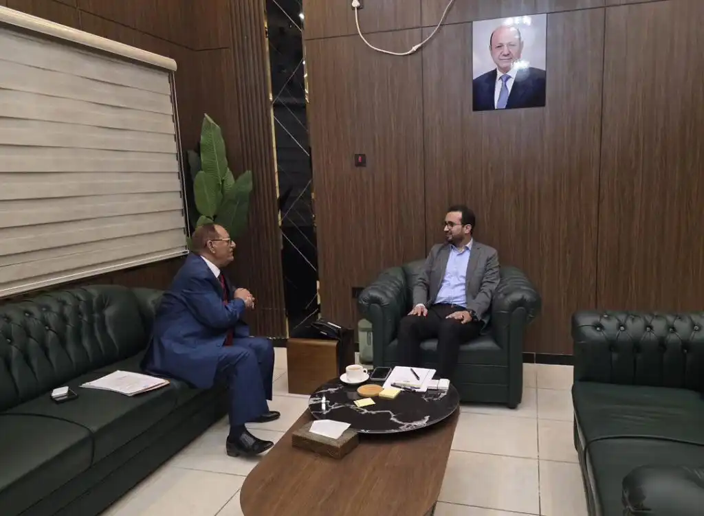 وزير الخدمة المدنية يناقش أوضاع أعضاء هيئة التدريس النازحين من جامعة صنعاء