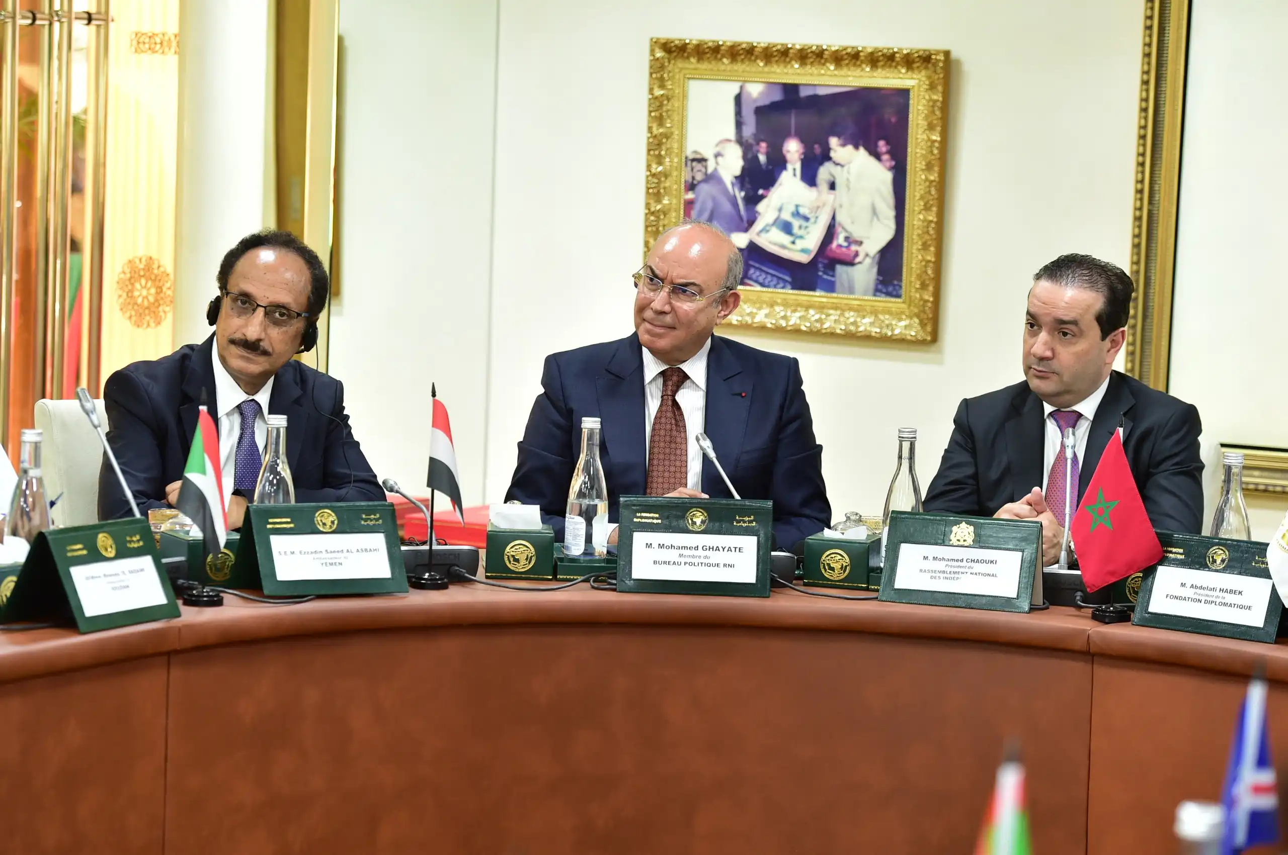 L'ambassadeur Al-Asbahi participe au forum diplomatique à Rabat et loue l'expérience démocratique marocaine.