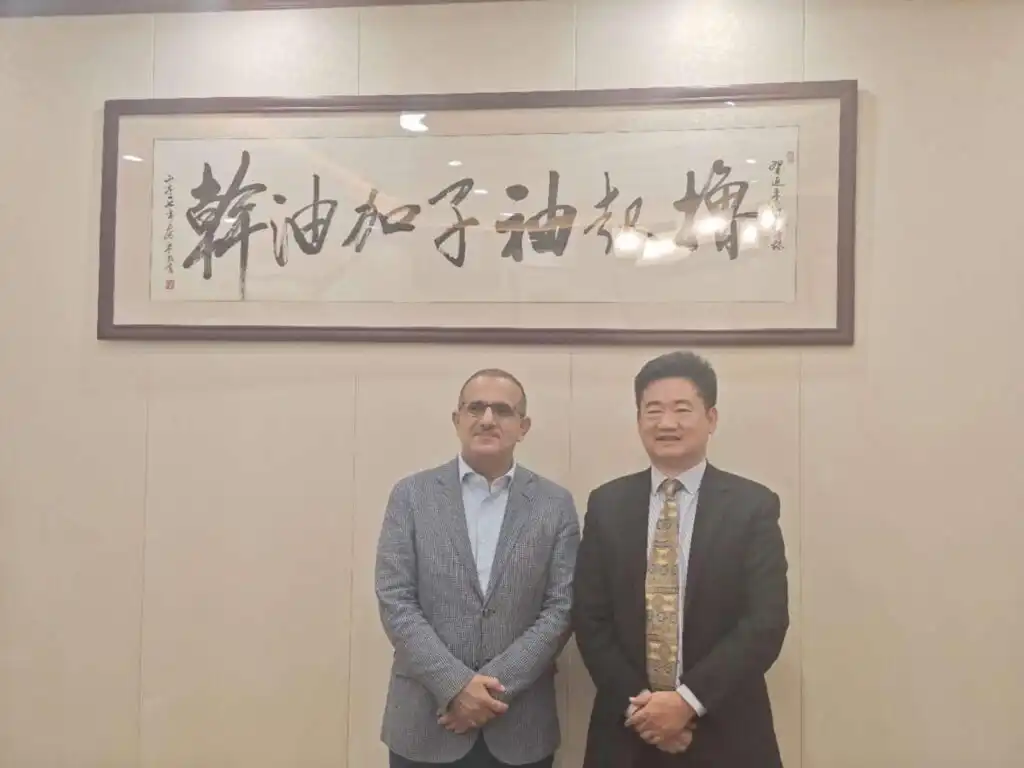 وزير الصحة يبحث مع القائم بالأعمال الصيني تعزيز التعاون الصحي بين البلدين