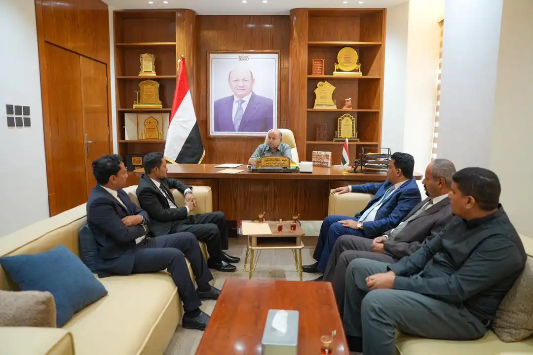 Le membre du Conseil de direction, Al-Khanbashi, souligne l'importance des médias, des initiatives communautaires et des activités sportives.