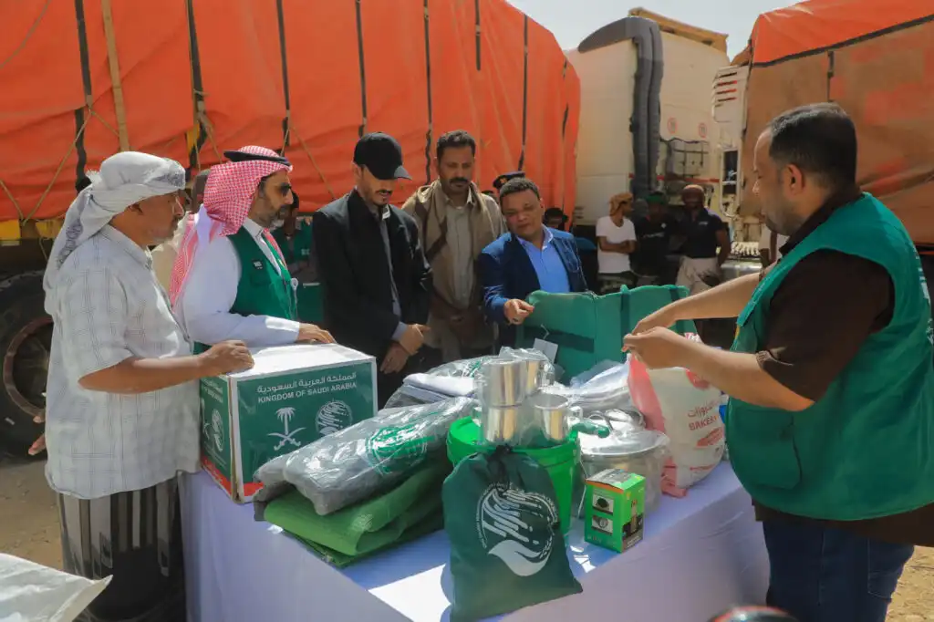 مركز الملك سلمان يدشن توزيع مساعدات غذائية وإيوائية طارئة في حضرموت
