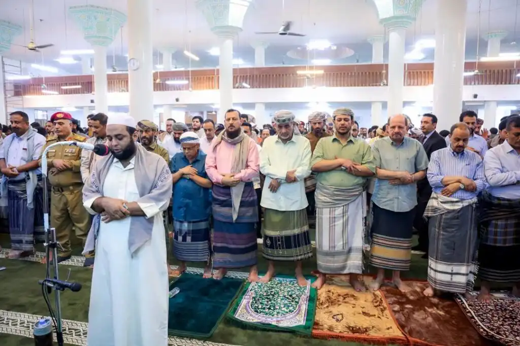 عضوا مجلس القيادة الرئاسي العليمي والصبيحي ورئيس الوزراء وزير الخارجية يؤدون صلاة عيد الأضحى مع جموع المصلين في عدن