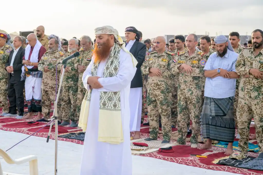 عضو مجلس القيادة طارق صالح يؤدي صلاة عيد الأضحى مع جموع المواطنين في باب المندب