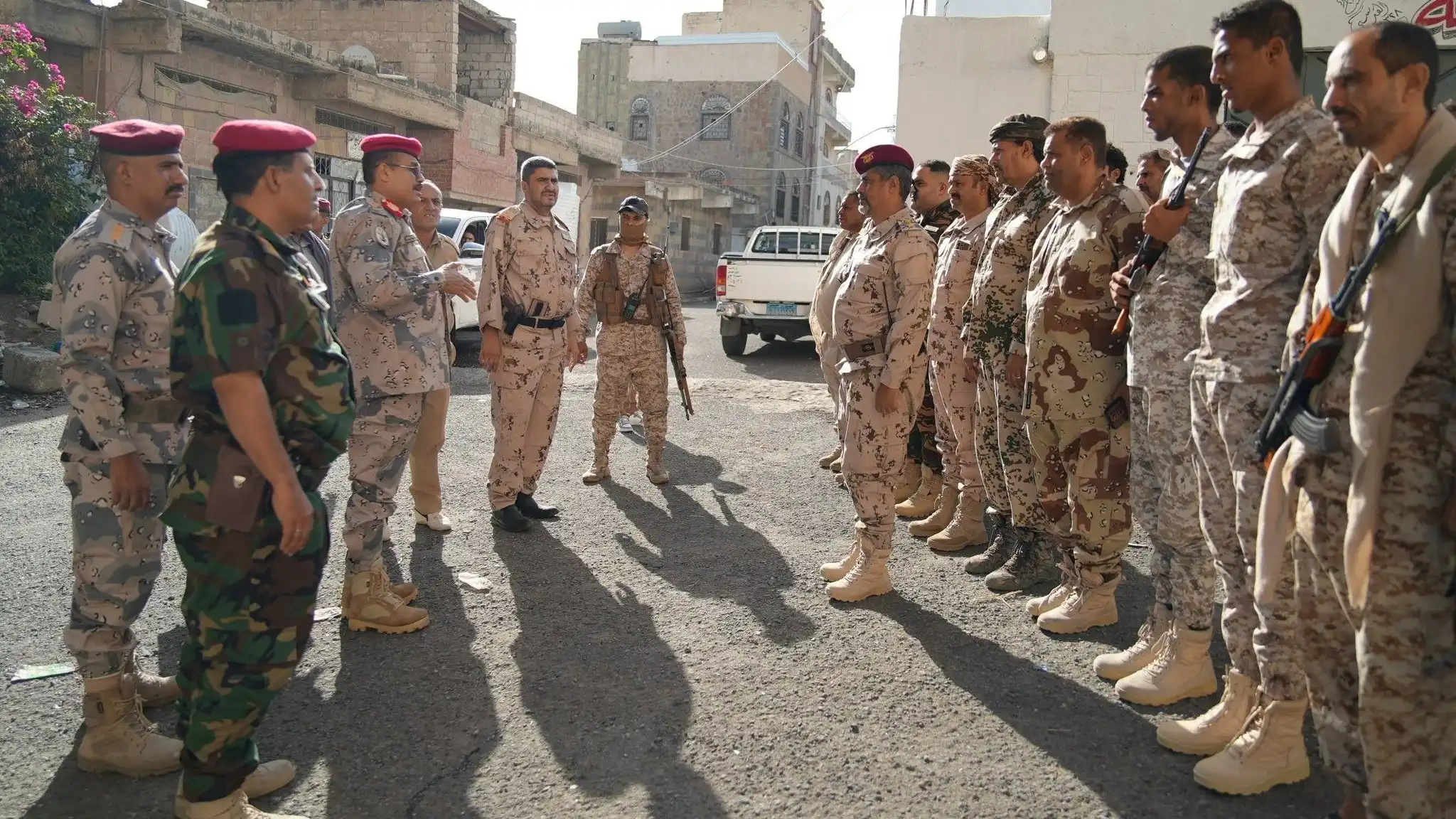 The Chief of Staff for the Taiz Axis visits fighters on the front lines of the city.