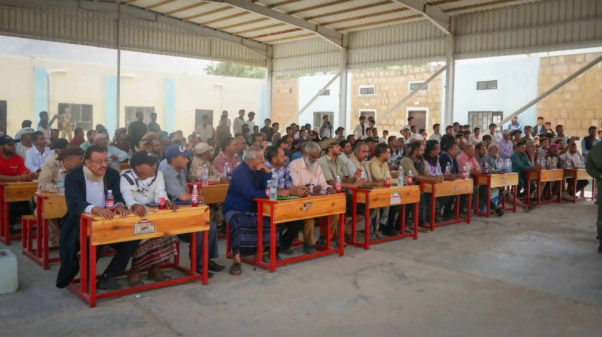 Le gouverneur de Dhalie visite le district de Al-Husayn et rencontre les chefs et notables locaux.