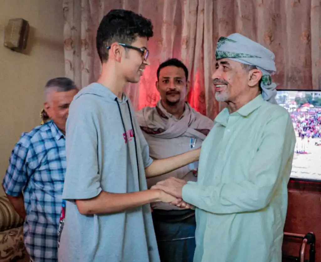 عضو مجلس القيادة محمود الصبيحي يزور اللواء أحمد عبيد والبرلماني زيد طه وأسرة الشهيد فارس سالم
