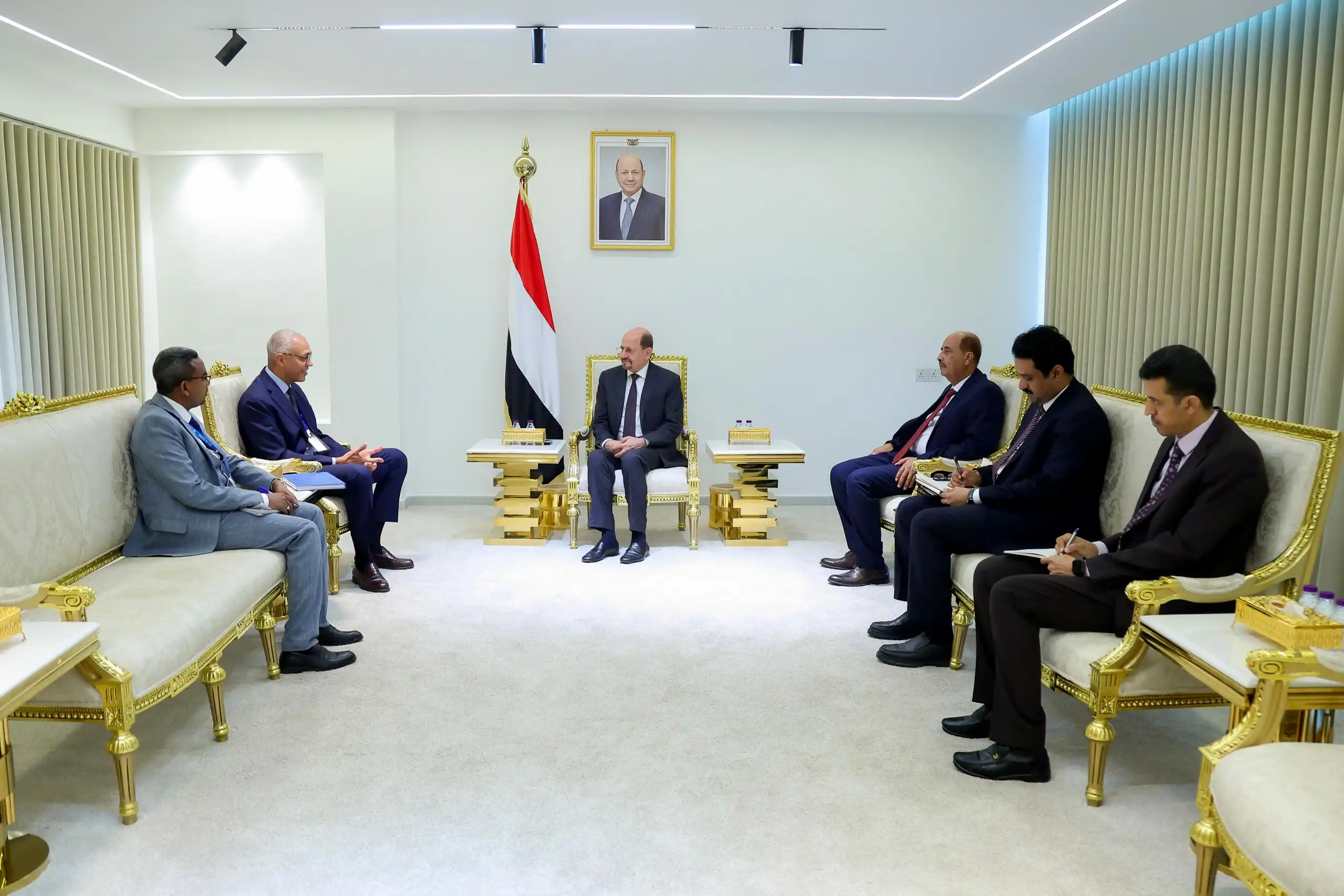 Le Premier ministre et ministre des Affaires étrangères reçoit à Aden le coordonnateur résident de l'ONU.