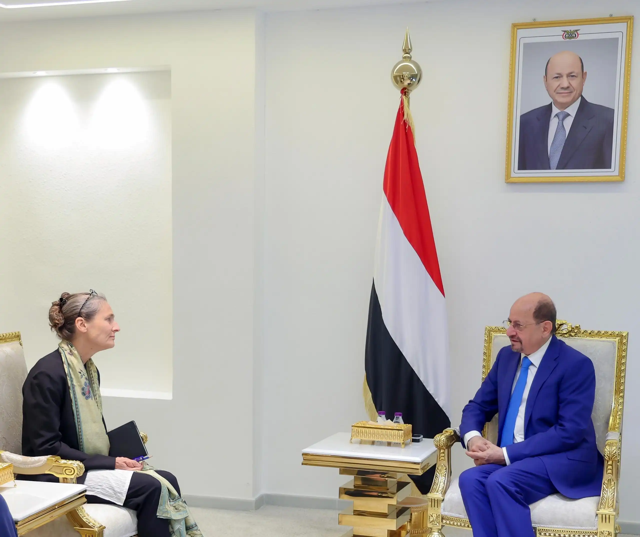 Le Premier ministre et ministre des Affaires étrangères reçoit à Aden l'ambassadrice des Pays-Bas.
