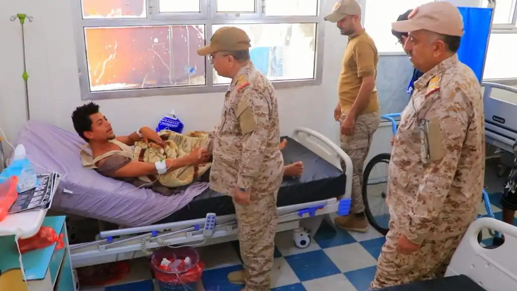 المفتش العام للقوات المسلحة يتفقد جرحى الجيش والمقاومة في مأرب