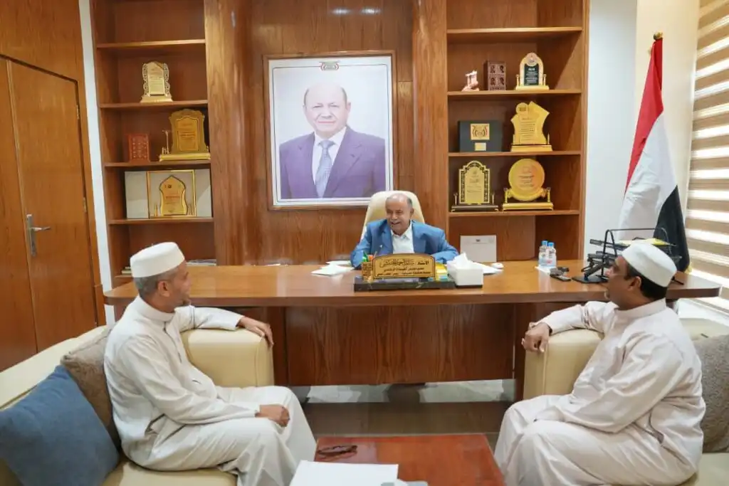عضو مجلس القيادة الخنبشي يشدد على أهمية الارتقاء بمستوى العمل الإداري والتنظيمي بمكاتب الأوقاف