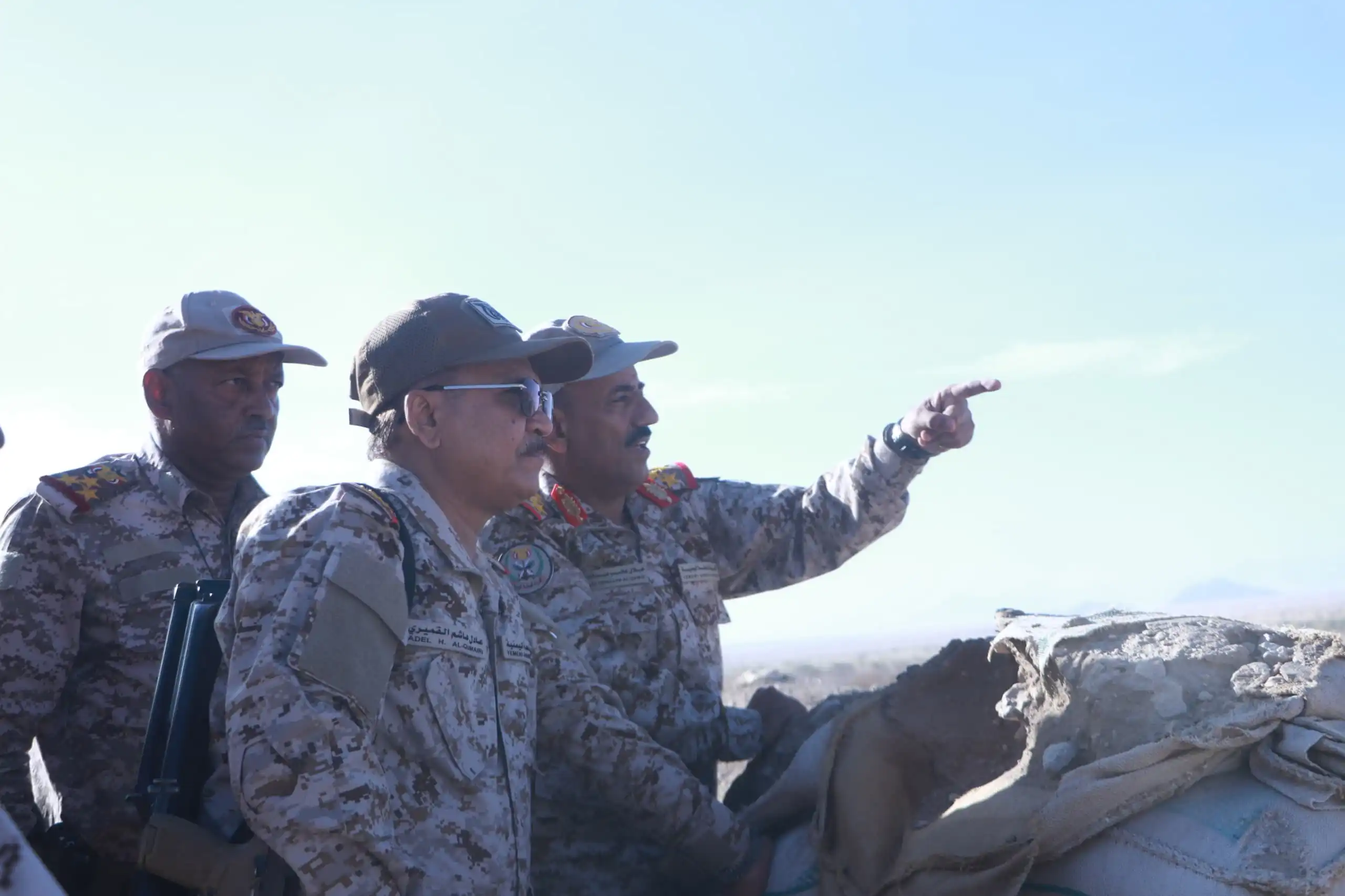 The Inspector General of the Armed Forces inspects the heroes of the Third Military Region.