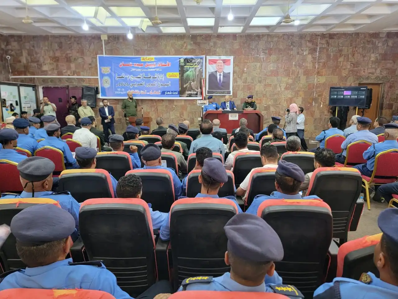 Le gouverneur de Taiz et le directeur de la police routière lancent les activités de la Semaine de la circulation arabe.