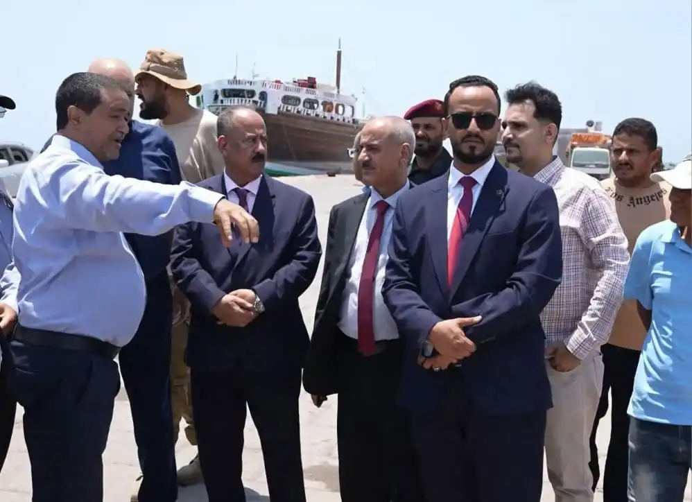 Le ministre des Transports et le gouverneur de Taïz examinent l'avancement des travaux au port et à l'aéroport de Mocha.