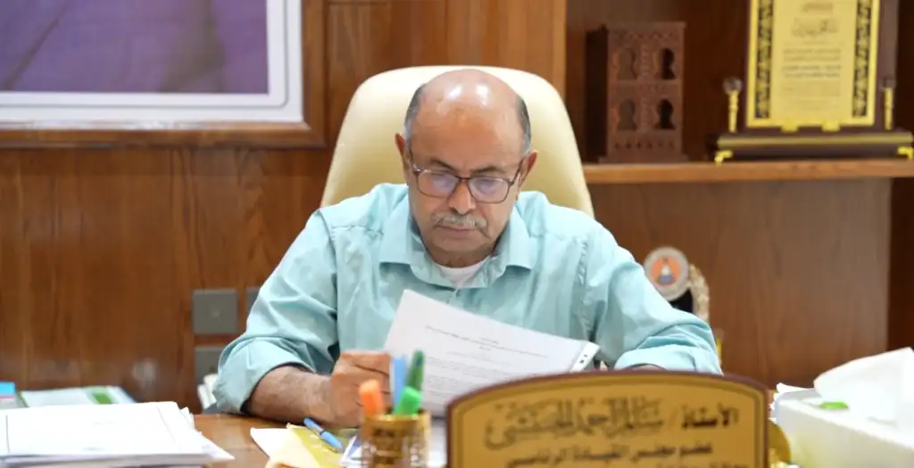 عضو مجلس القيادة يطّلع على دراسات تطوير الطاقة ويشيد بجهود المؤسسات المجتمعية والخدمية