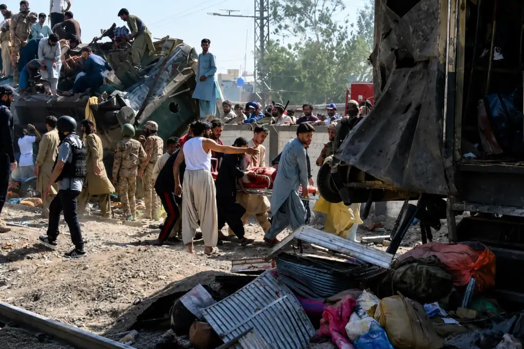 انفجار قطار نظامی در پاکستان، ۲۴ کشته و بیش از ۵۰ زخمی بر جای گذاشت. تحقیقات در حال انجام است.