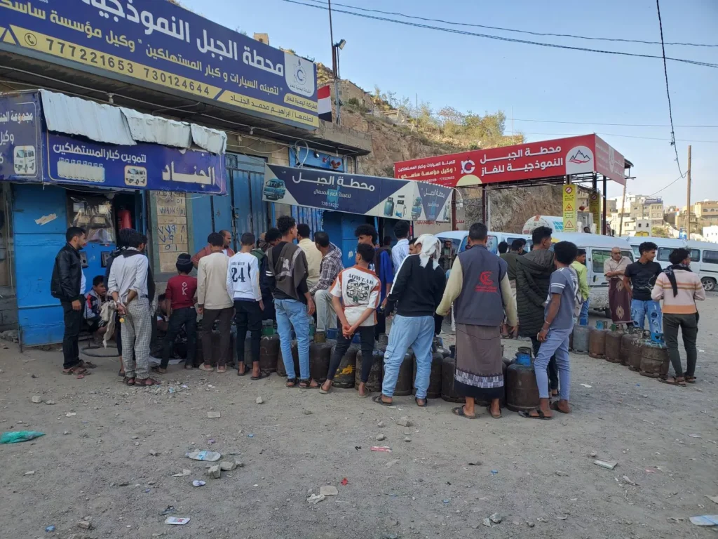 تعز.. شركة الغاز تتعهد بحل العجز التمويني وإرسال الكميات المطلوبة ابتداءً من اليوم