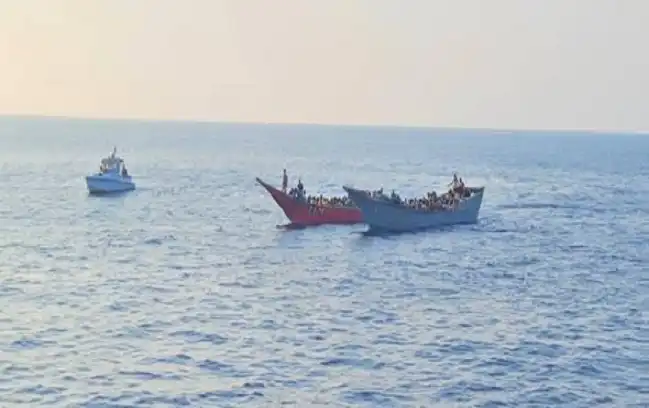 Les garde-côtes saisissent deux embarcations de passeurs de migrants clandestins à Aden.