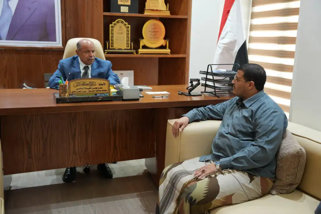الخنبشي يطّلع على تحضيرات مؤتمر الشراكة بين الحكومة والسلطات المحلية وجهود تموين المطارات