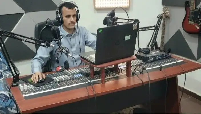 À Ibb, des miliciens houthis attaquent le chanteur Yahya Sa'sa et volent son équipement.
