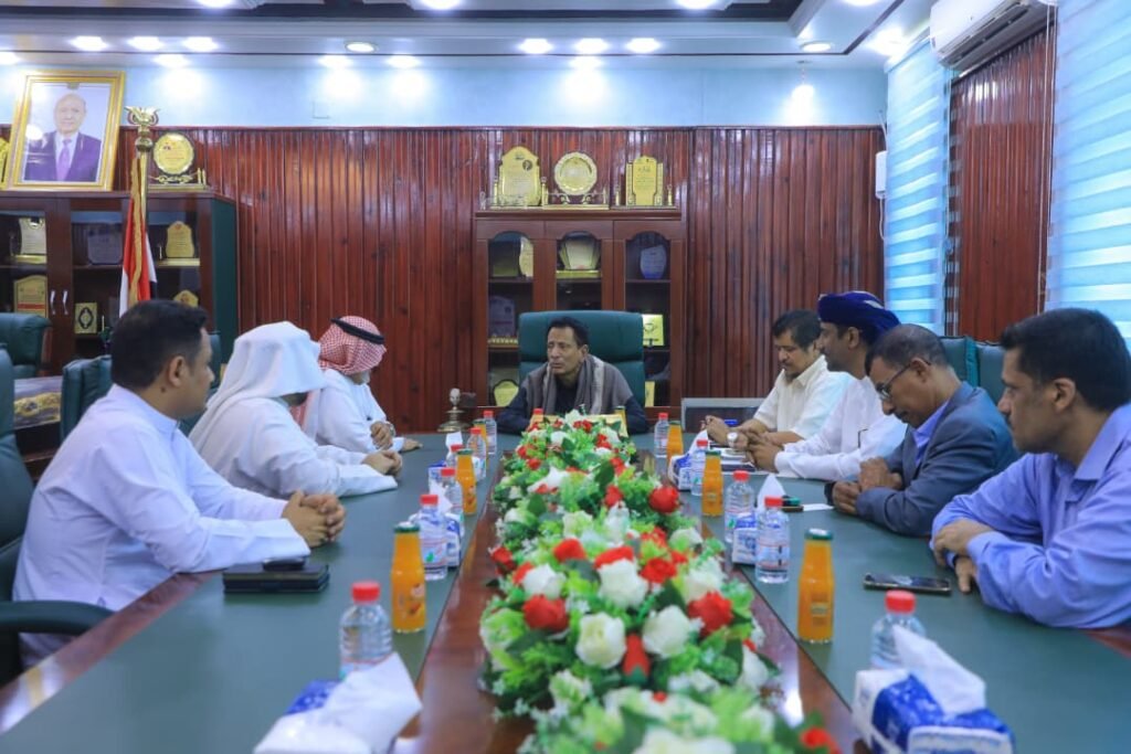 محافظ المهرة يبحث مع البرنامج السعودي ترتيبات تشغيل مدينة الملك سلمان الطبية والمشاريع التنموية بالمحافظة