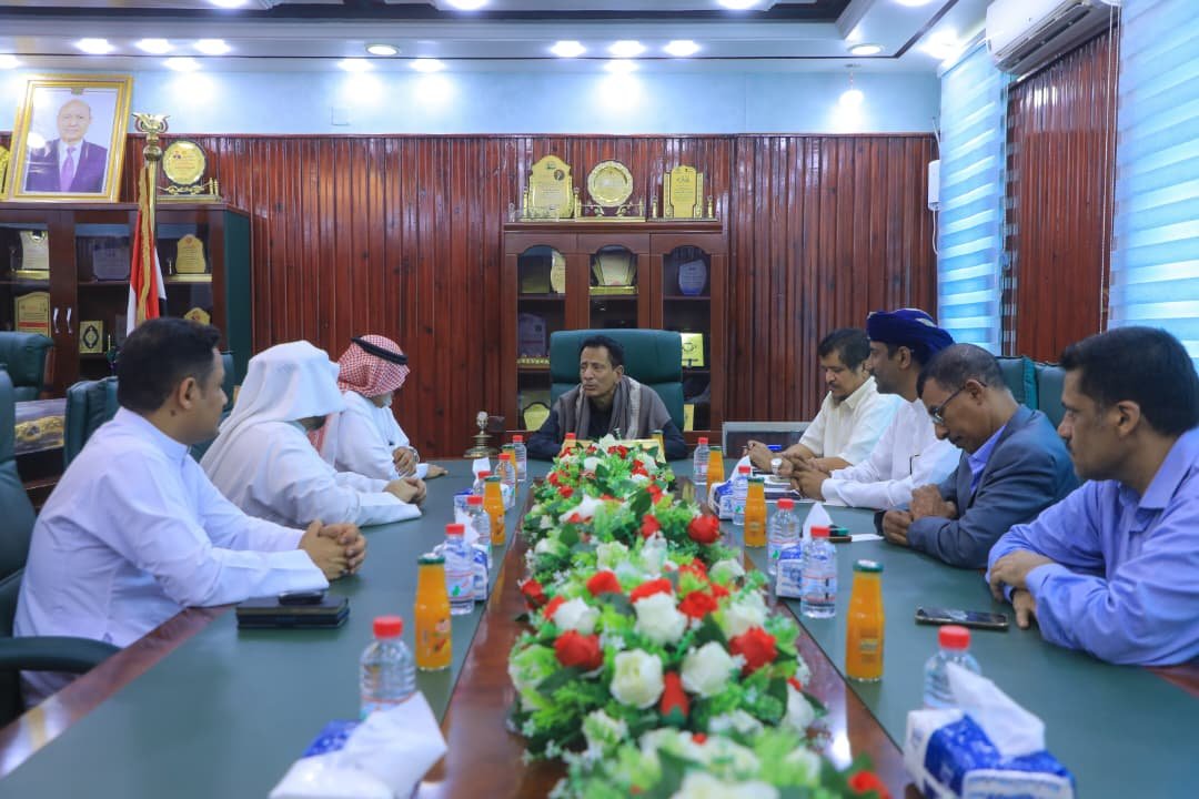 Le gouverneur de Mahra discute avec le programme saoudien des préparatifs pour l'exploitation de la ville médicale King Salman et des projets de développement.