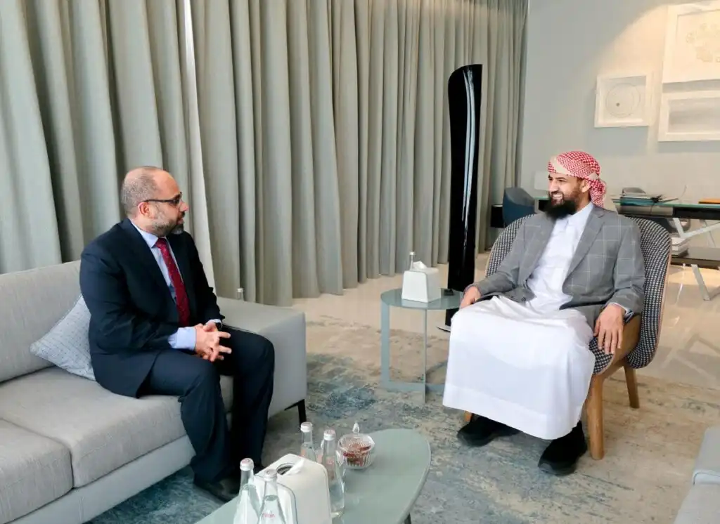 عضو مجلس القيادة المحرّمي يناقش مع وزير الاتصالات خطط تطوير القطاع وتعزيز الخدمات