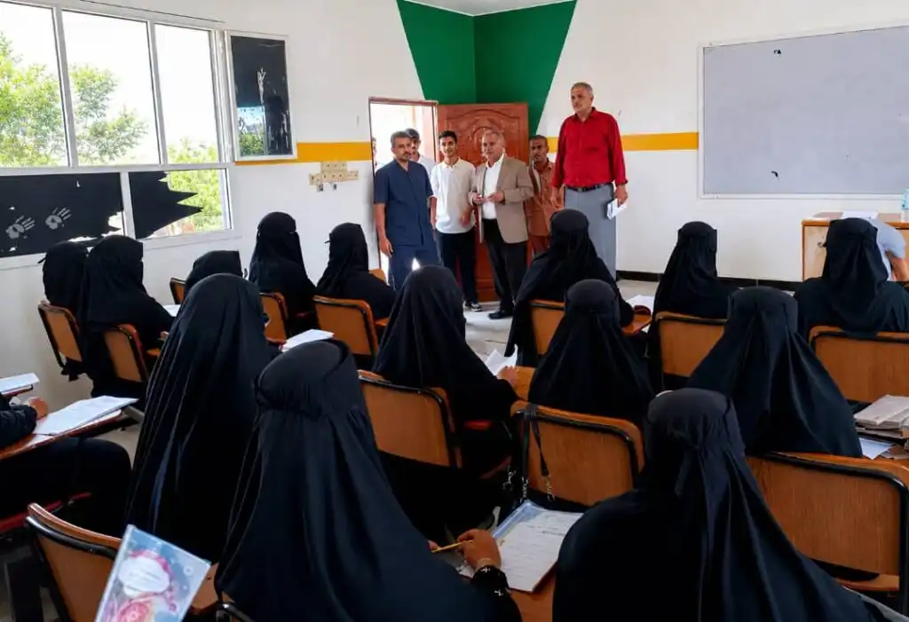 وزير التربية ومحافظ لحج يتفقدان اختبارات الثانوية العامة بال
