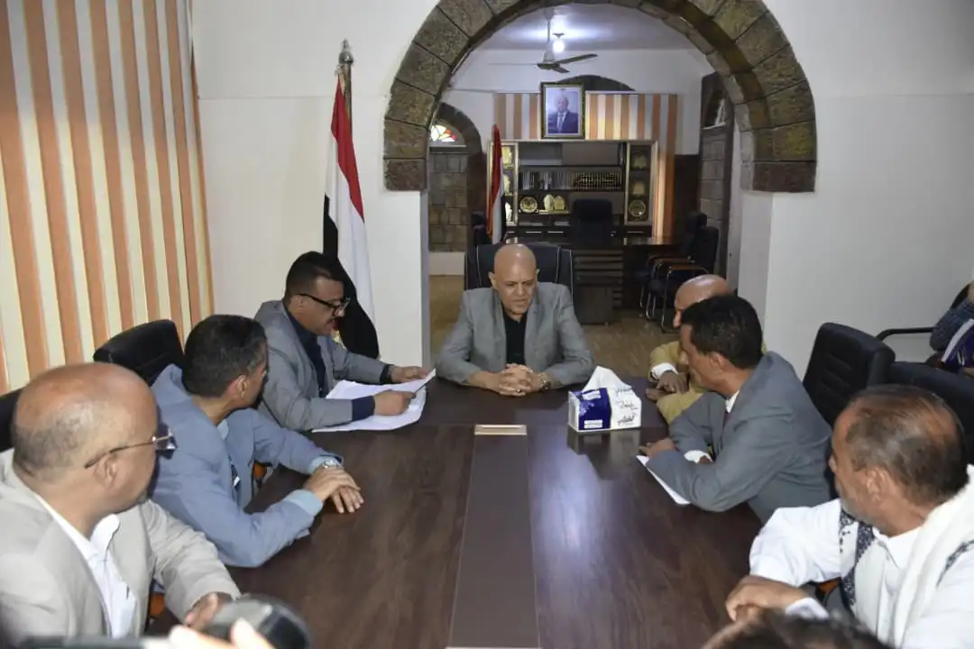 Le gouverneur de Taiz ordonne la création d'une base de données pour organiser les marchés et les étals, réduisant ainsi le désordre.