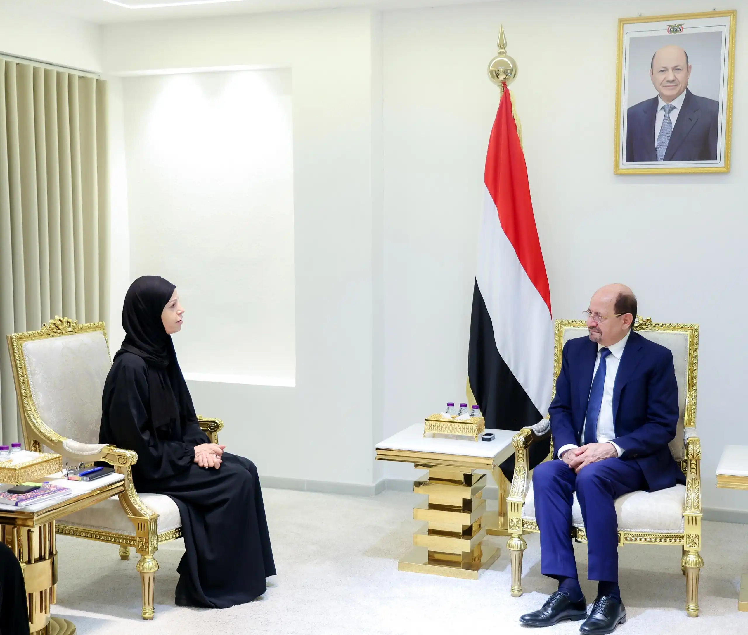Le Premier ministre et ministre des Affaires étrangères reçoit à Aden une délégation du Comité international de la Croix-Rouge.