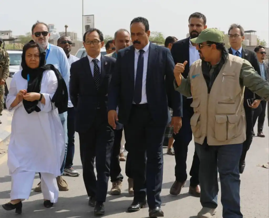 وزير الأشغال والسفير الياباني يطلعان على مشروع تأهيل طريق شارع الخمسين في عدن