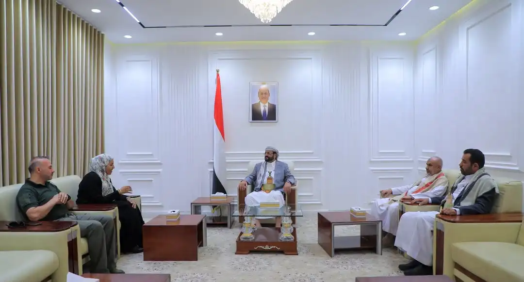 Le membre du Conseil de direction, Al-Aradah, rencontre l'équipe du bureau de l'envoyé de l'ONU, soutenant les efforts pour libérer les détenus.